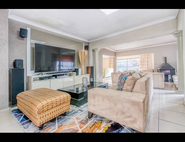 5 BEDROOM FREESTANDING FOR SALE IN MEREDALE